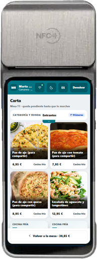 La comandera del camarero con la carta en pantalla